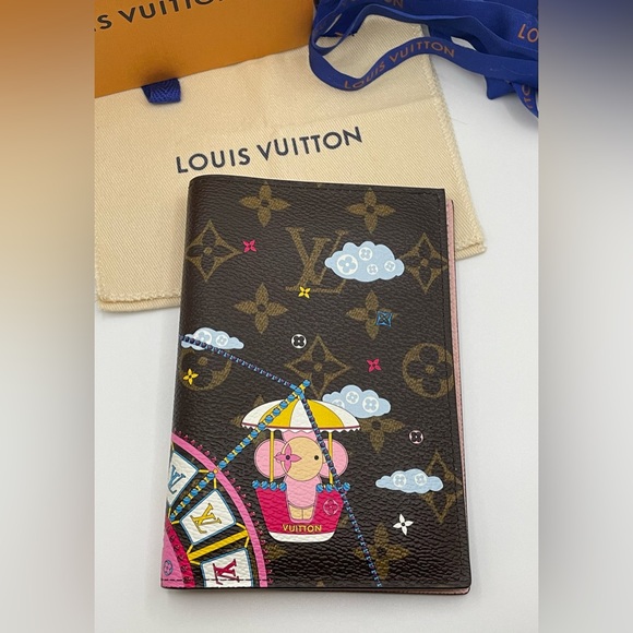 Louis Vuitton - Vivienne Passport Cover | Christmas Limited Edition - Giftable - Picture 2 of 16